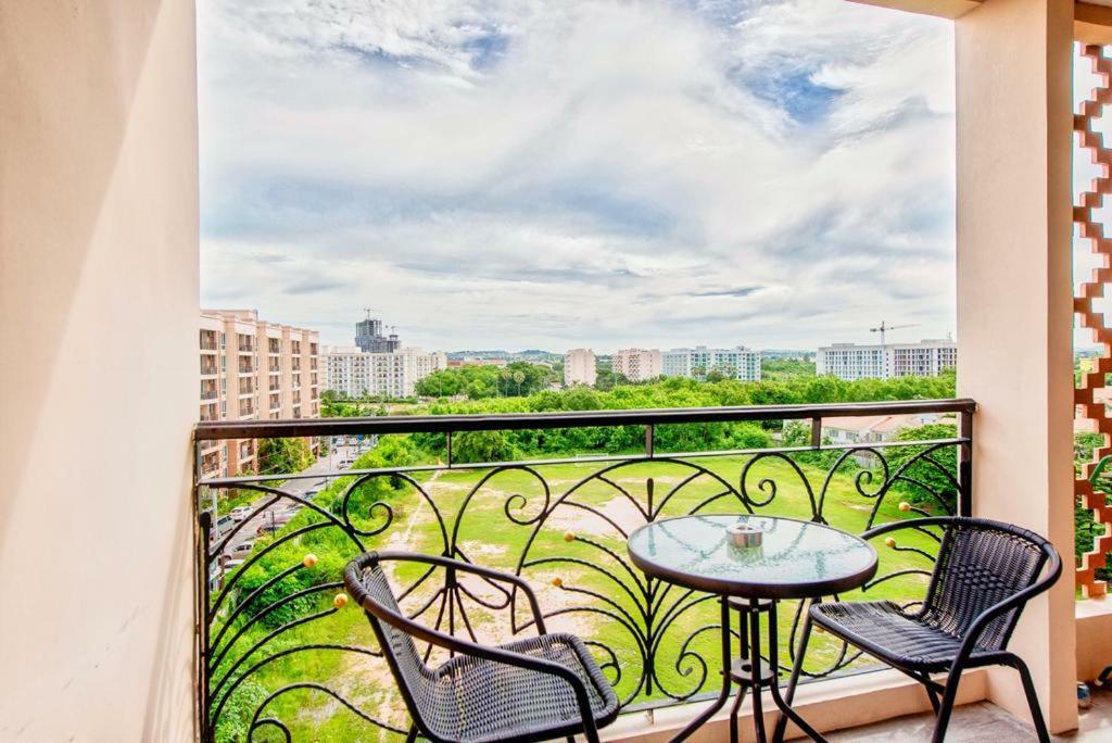 Atlantis Condo Resort Jomtien Exterior photo